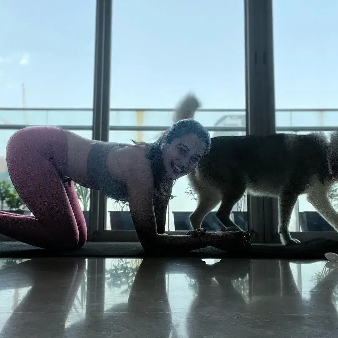 MODEL KRITI KHARBANDA PLAYING WITH HER PET DOG FUN IMAGES 6